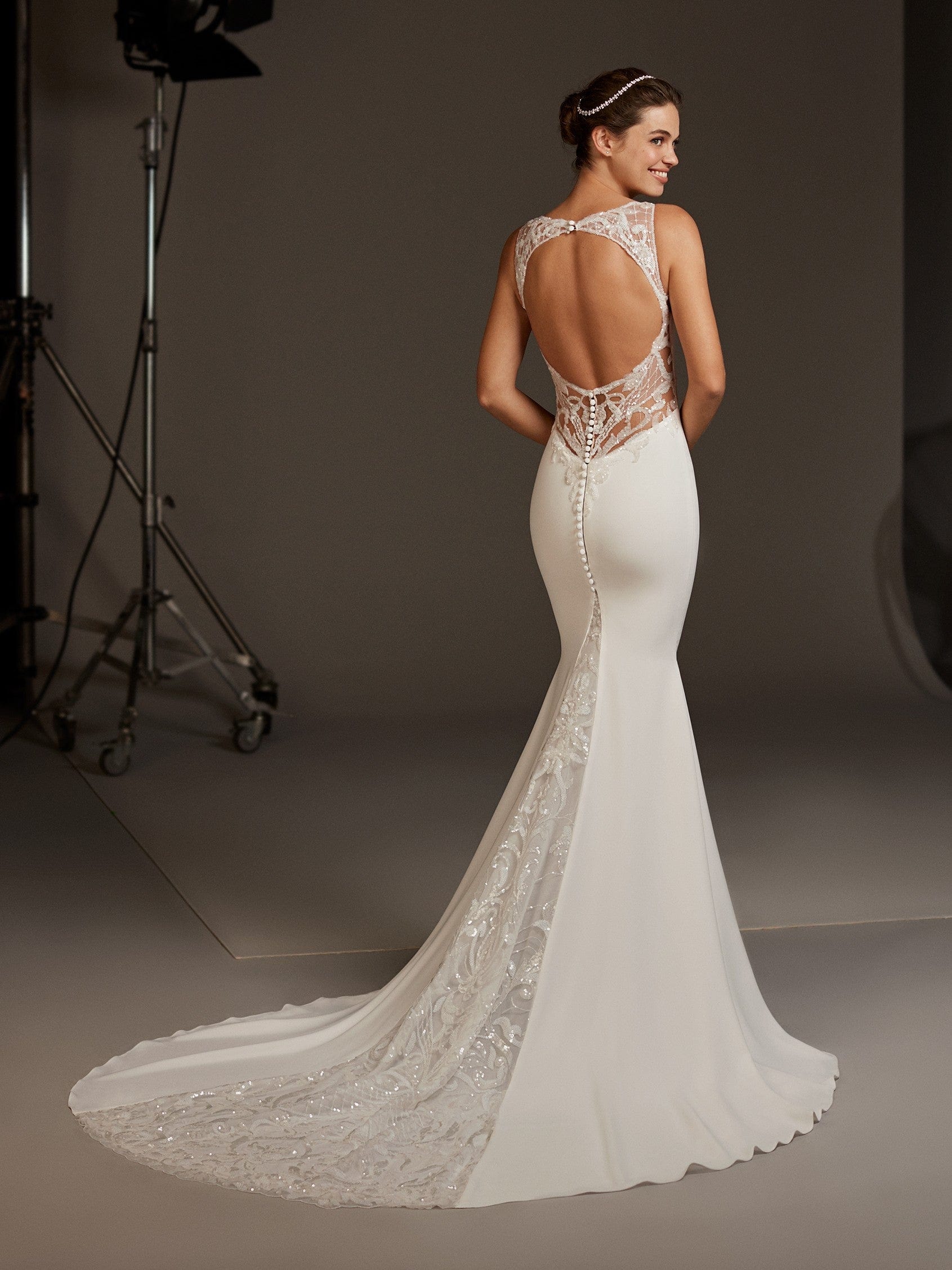 Pronovias Aquila - Size 8 - Image 2