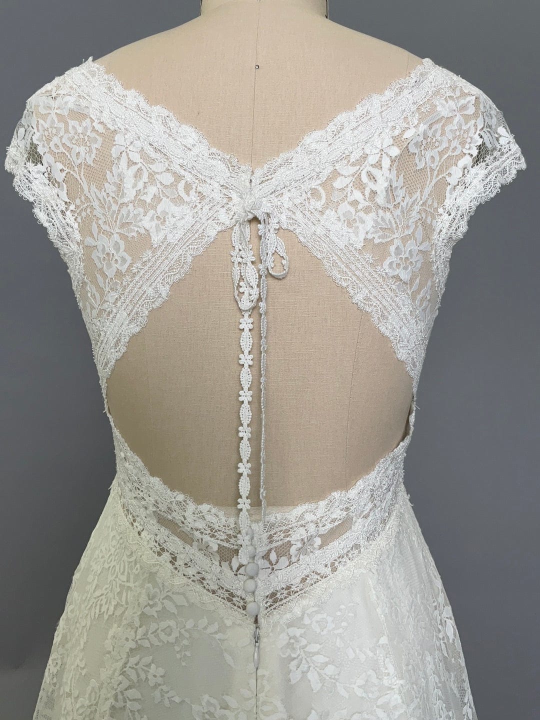 Pronovias Ederne - Size 14 - Image 6